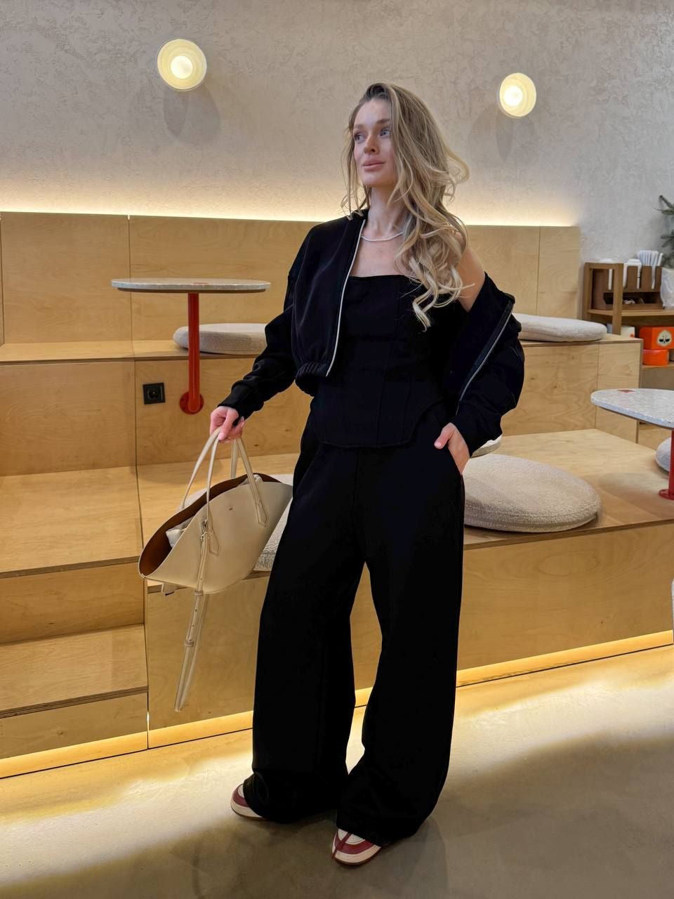 Kvinnors sportiga jumpsuit med stiligt bustier och hoodie Mirla-Eva Jonsson