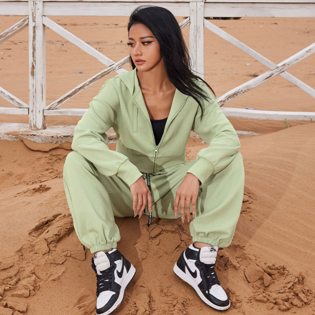 Kvinnors sportiga korta fritidsset med praktisk hoodie och bekväma joggers Mirla-Eva Jonsson