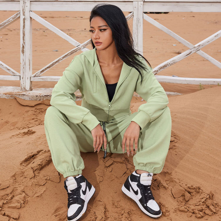 Kvinnors sportiga korta fritidsset med praktisk hoodie och bekväma joggers Mirla-Eva Jonsson