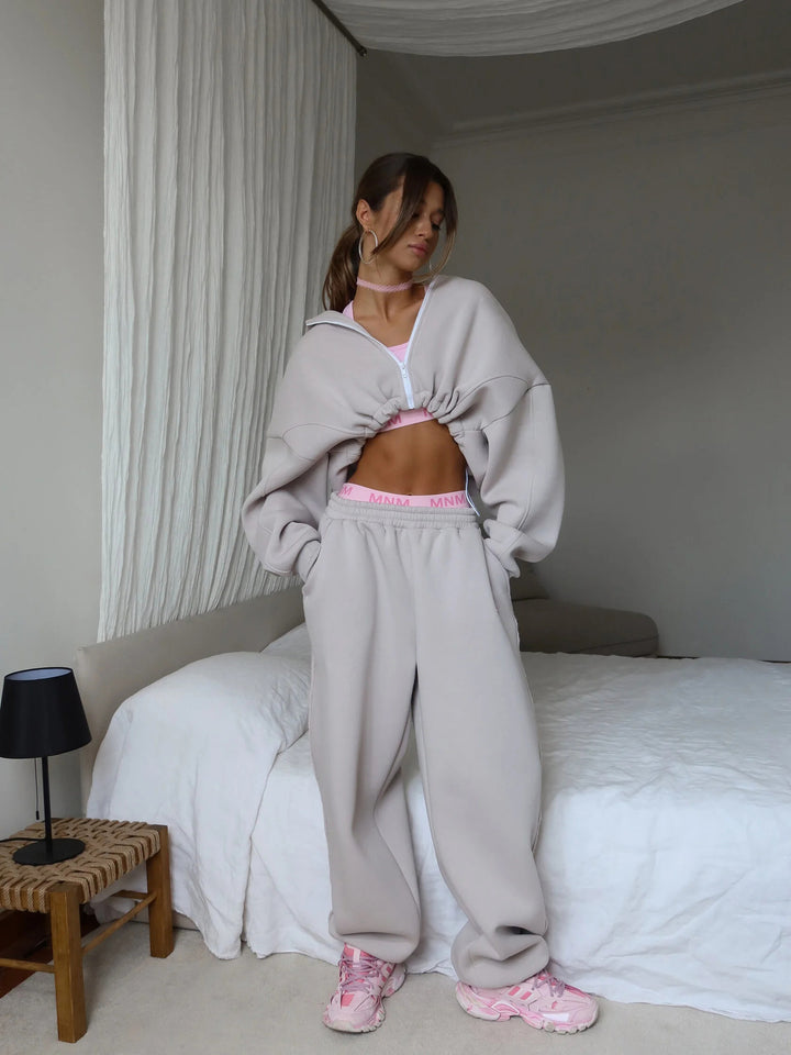 Kvinnors sportiga korta hoodie och lösa joggingbyxor Mirla-Eva Jonsson