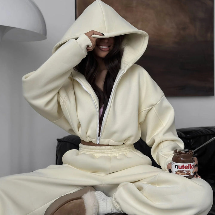 Kvinnors sportiga korta hoodie och lösa joggingbyxor Mirla-Eva Jonsson