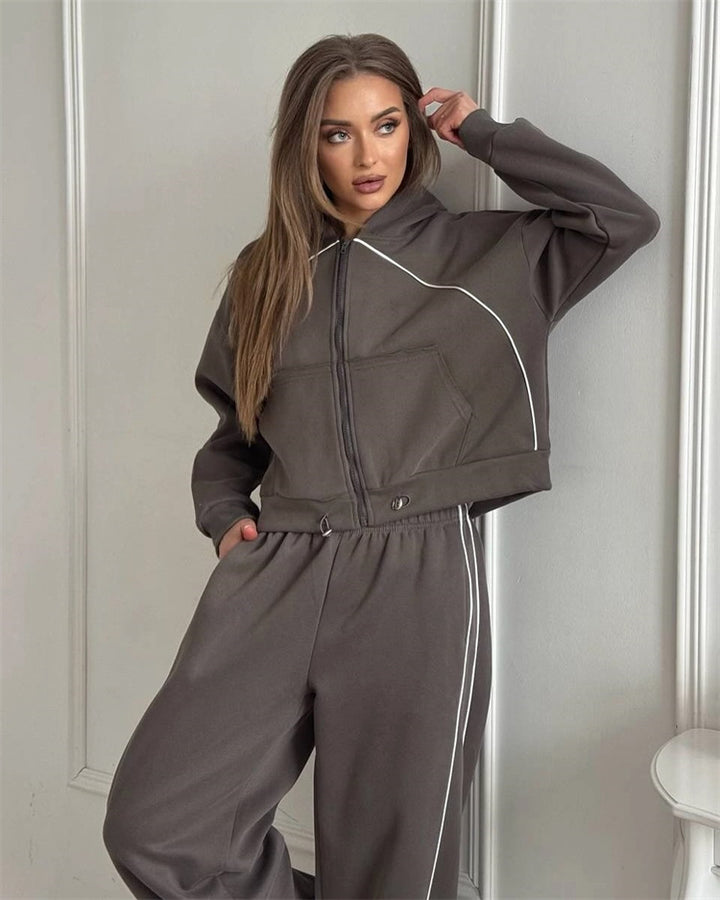 Kvinnors sportiga korta hoodie-set med kontrasterande kantning Mirla-Eva Jonsson