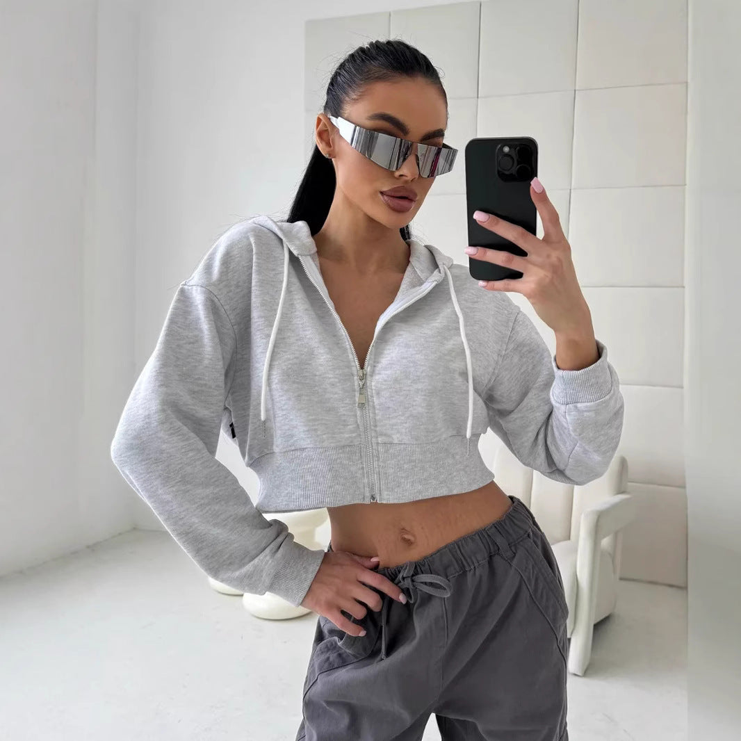 Kvinnors sportiga korta zip hoodie med känguruficka och breda ärmar Mirla-Eva Jonsson
