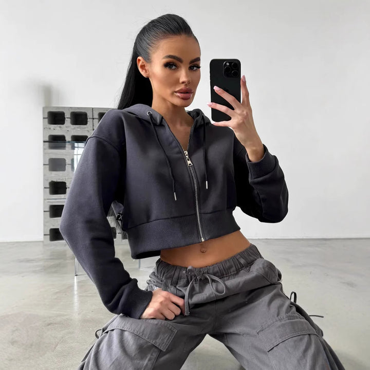 Kvinnors sportiga korta zip hoodie med känguruficka och breda ärmar Mirla-Eva Jonsson