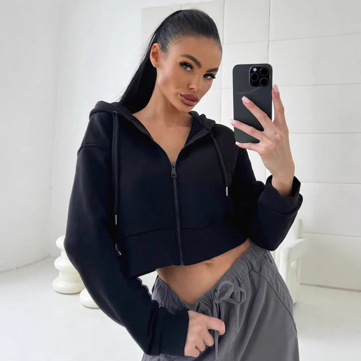 Kvinnors sportiga korta zip hoodie med känguruficka och breda ärmar Mirla-Eva Jonsson