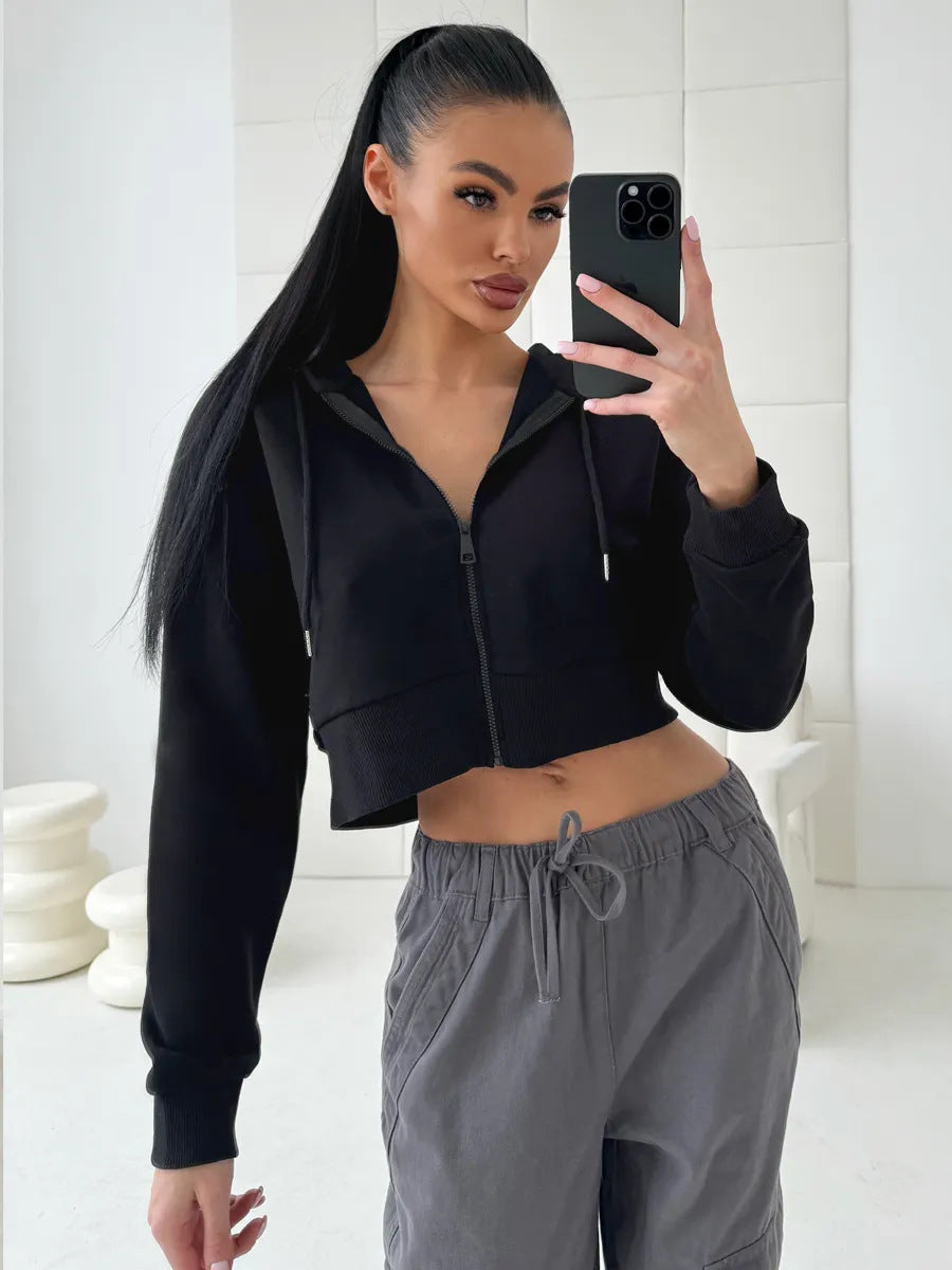 Kvinnors sportiga korta zip hoodie med känguruficka och breda ärmar Mirla-Eva Jonsson