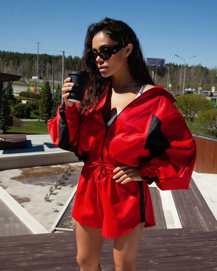 Kvinnors sportiga kortärmad set med trendig jacka och bekväma shorts Mirla-Eva Jonsson