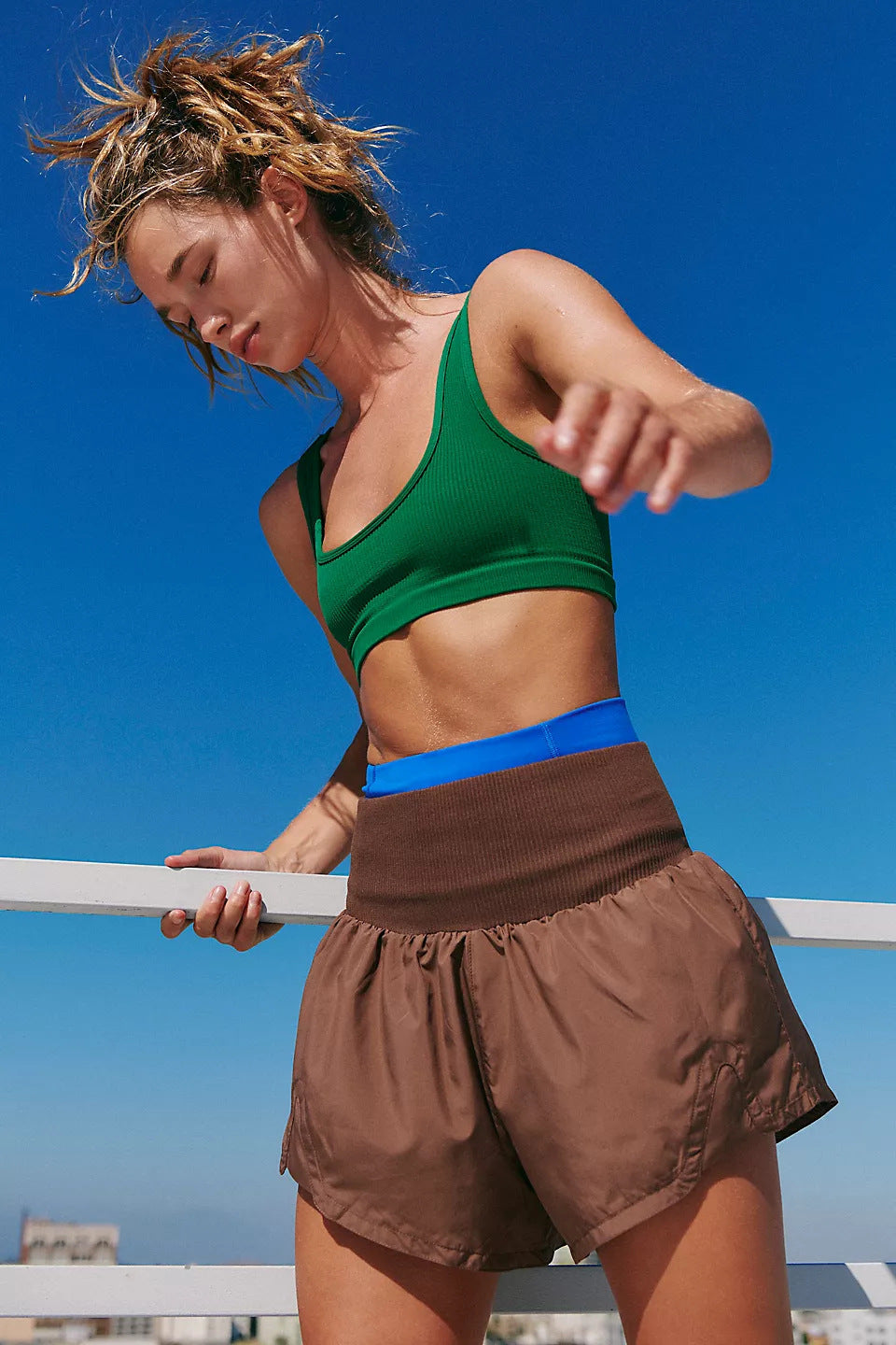 Kvinnors sportiga kortärmad topp med ergonomisk passform och sidoventilationsdetalj Mirla-Eva Jonsson