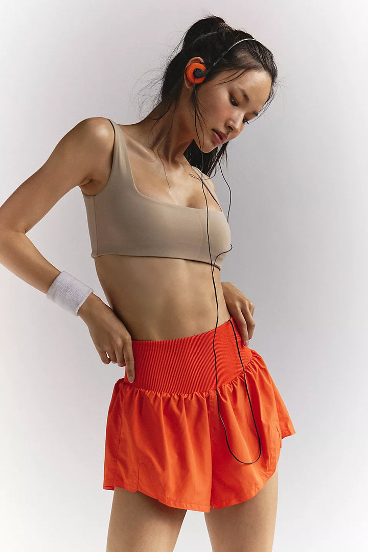 Kvinnors sportiga kortärmad topp med ergonomisk passform och sidoventilationsdetalj Mirla-Eva Jonsson