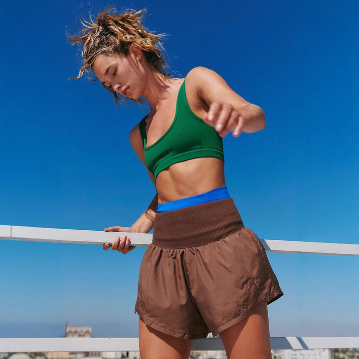 Kvinnors sportiga kortärmad topp med ergonomisk passform och sidoventilationsdetalj Mirla-Eva Jonsson