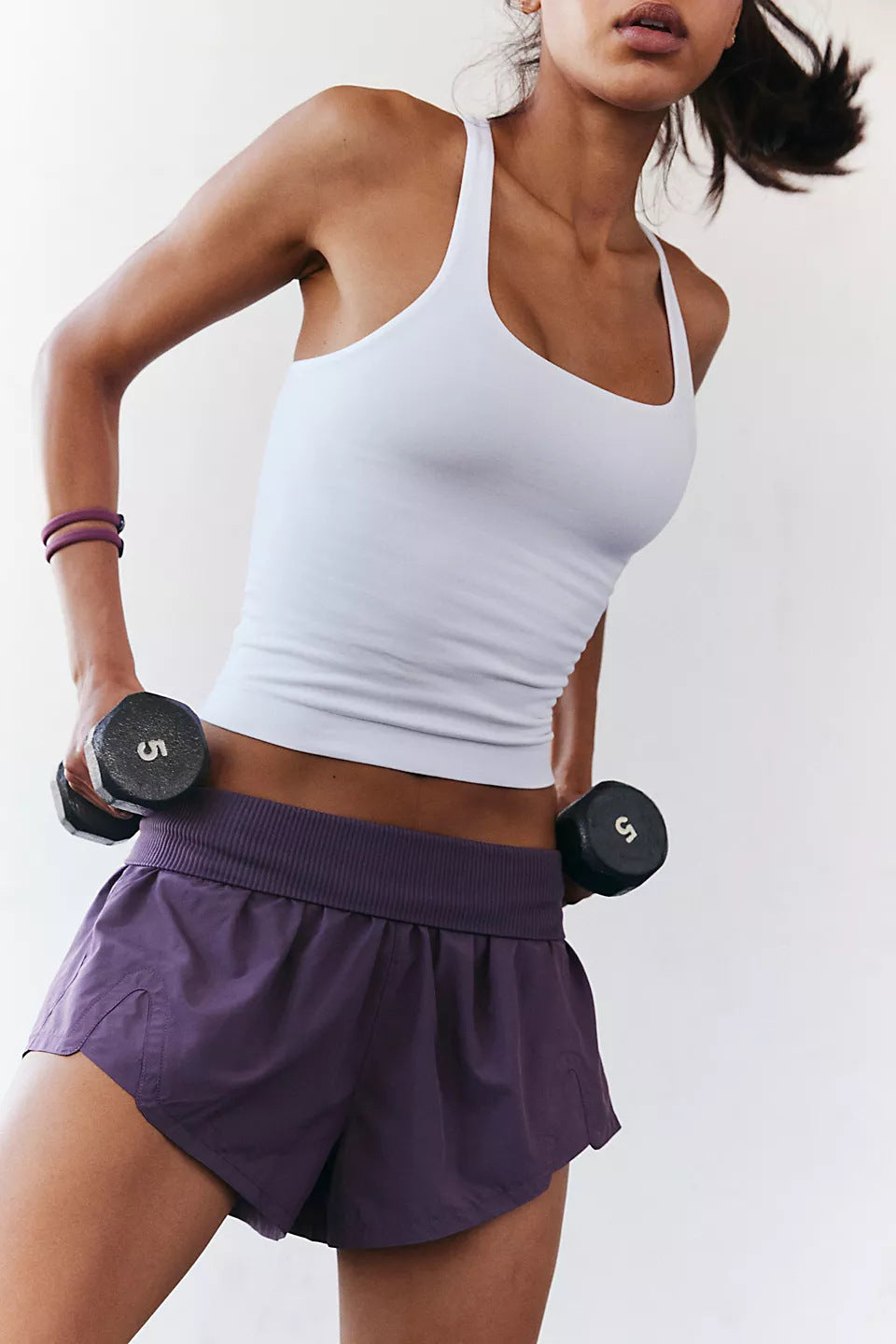 Kvinnors sportiga kortärmad topp med ergonomisk passform och sidoventilationsdetalj Mirla-Eva Jonsson