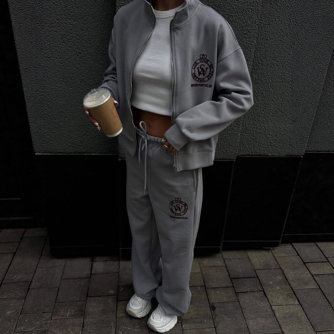 Kvinnors sportiga lounge-set gjort av högkvalitativ bomullsblandning med zip-jacka och elastiska byxor Mirla-Eva Jonsson