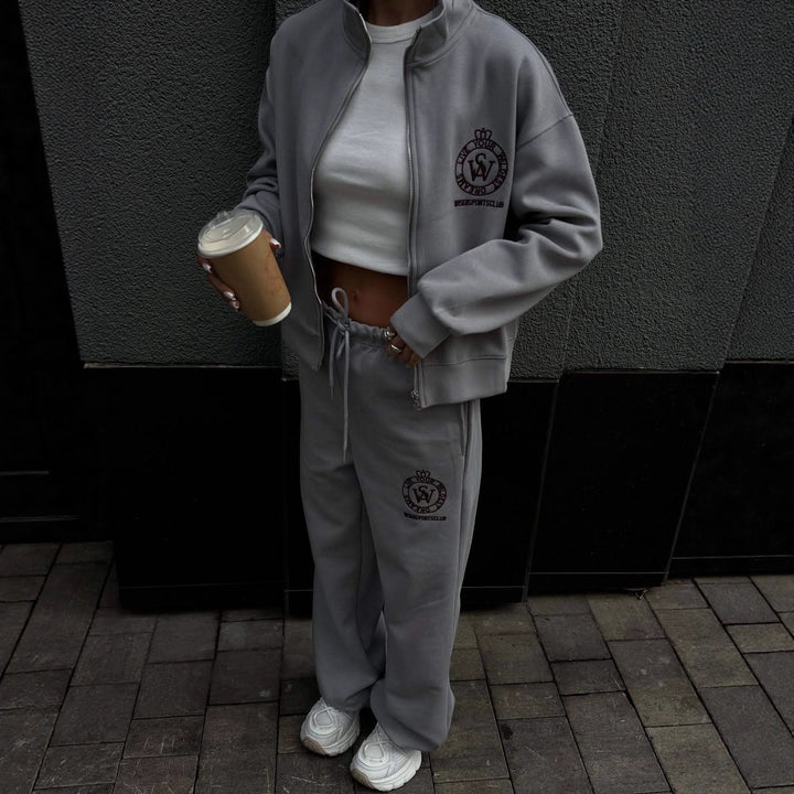 Kvinnors sportiga lounge-set gjort av högkvalitativ bomullsblandning med zip-jacka och elastiska byxor Mirla-Eva Jonsson