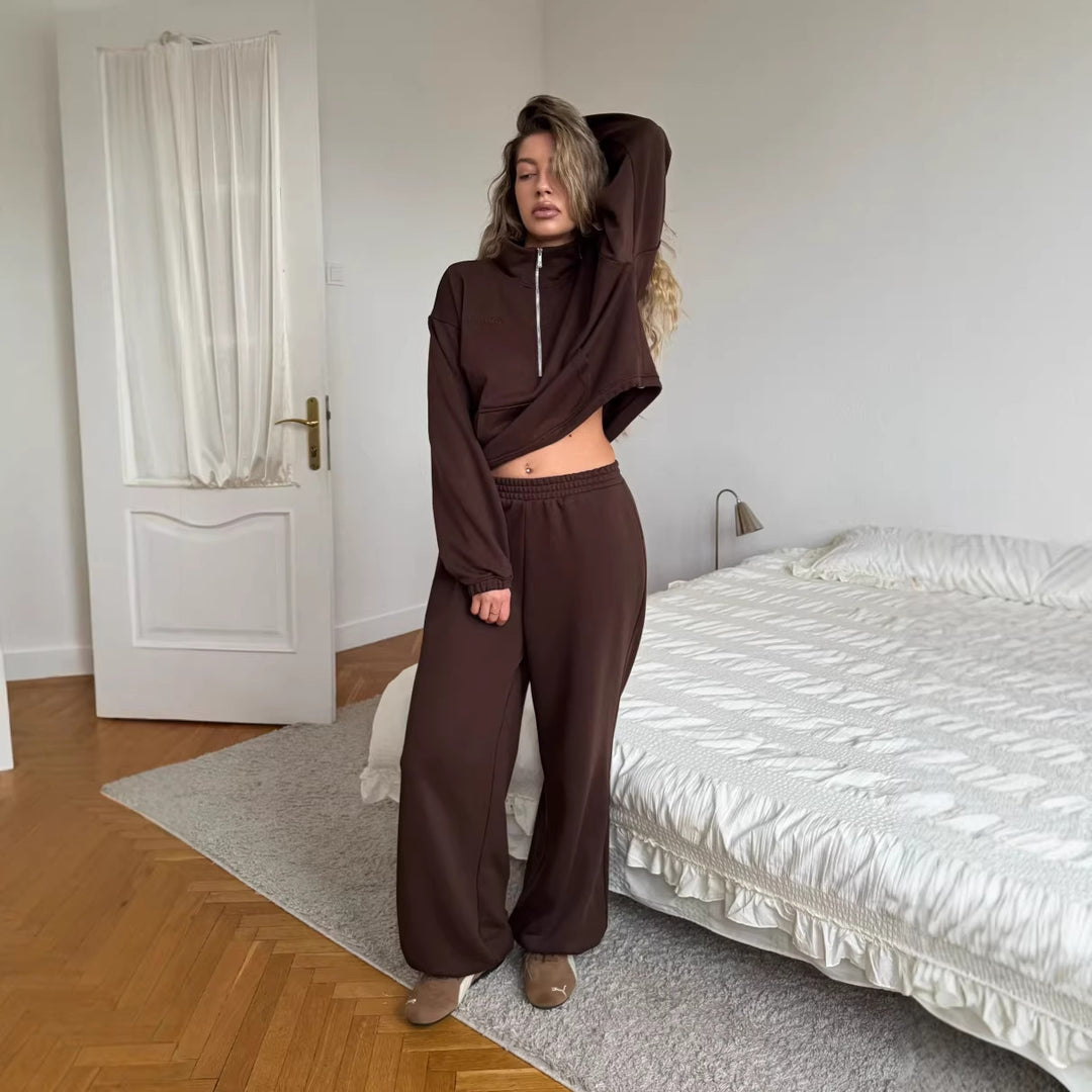 Kvinnors sportiga lounge set med högkrage dragkedja och bekväma byxor Mirla-Eva Jonsson