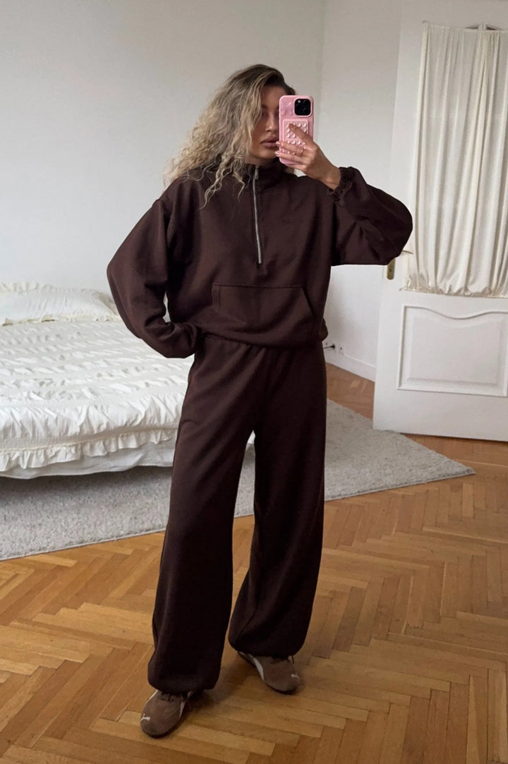Kvinnors sportiga lounge set med högkrage dragkedja och bekväma byxor Mirla-Eva Jonsson