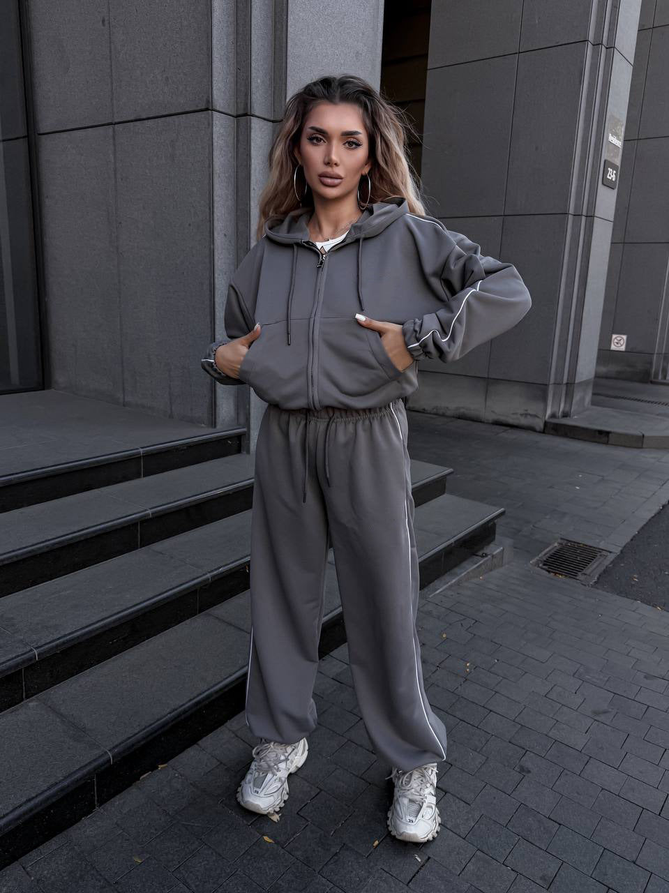 Kvinnors sportiga lounge set med huva och vida byxor Mirla-Eva Jonsson
