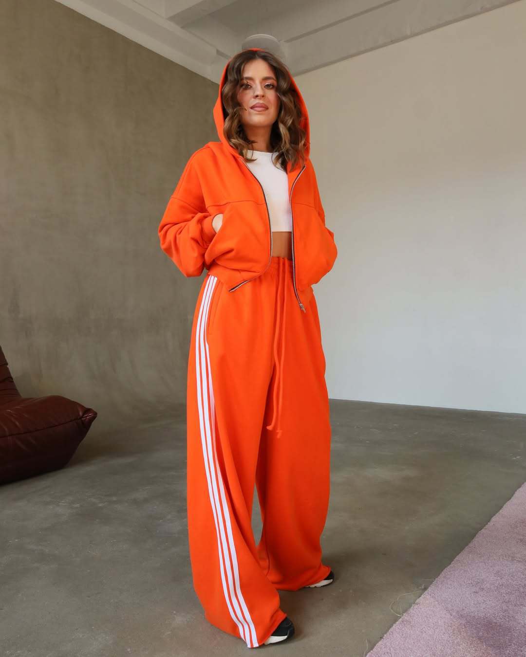Kvinnors sportiga lounge-set med kort hoodie och vida byxor Mirla-Eva Jonsson