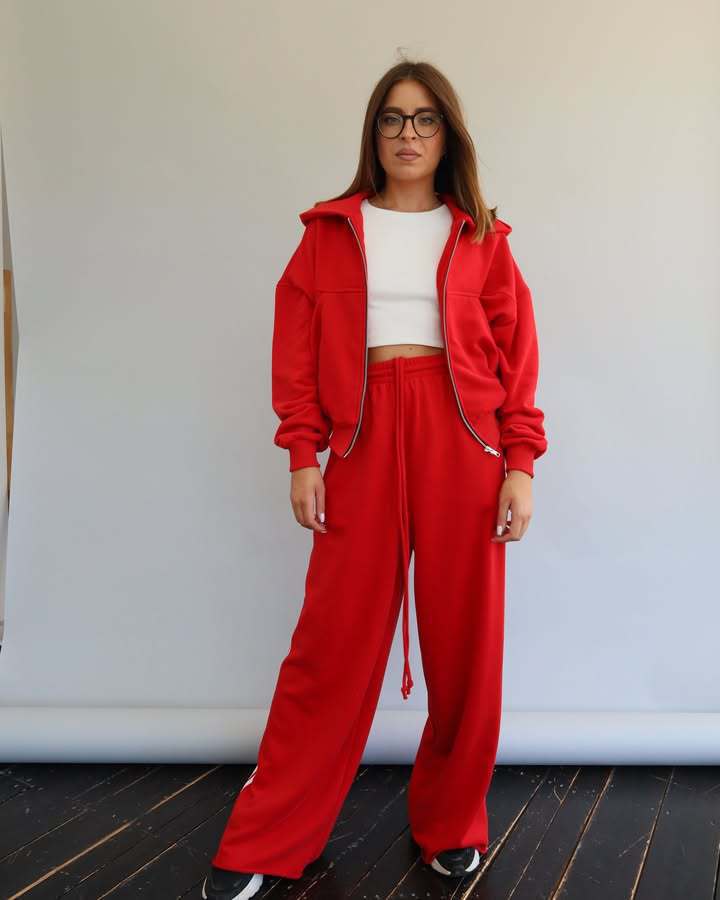 Kvinnors sportiga lounge-set med kort hoodie och vida byxor Mirla-Eva Jonsson