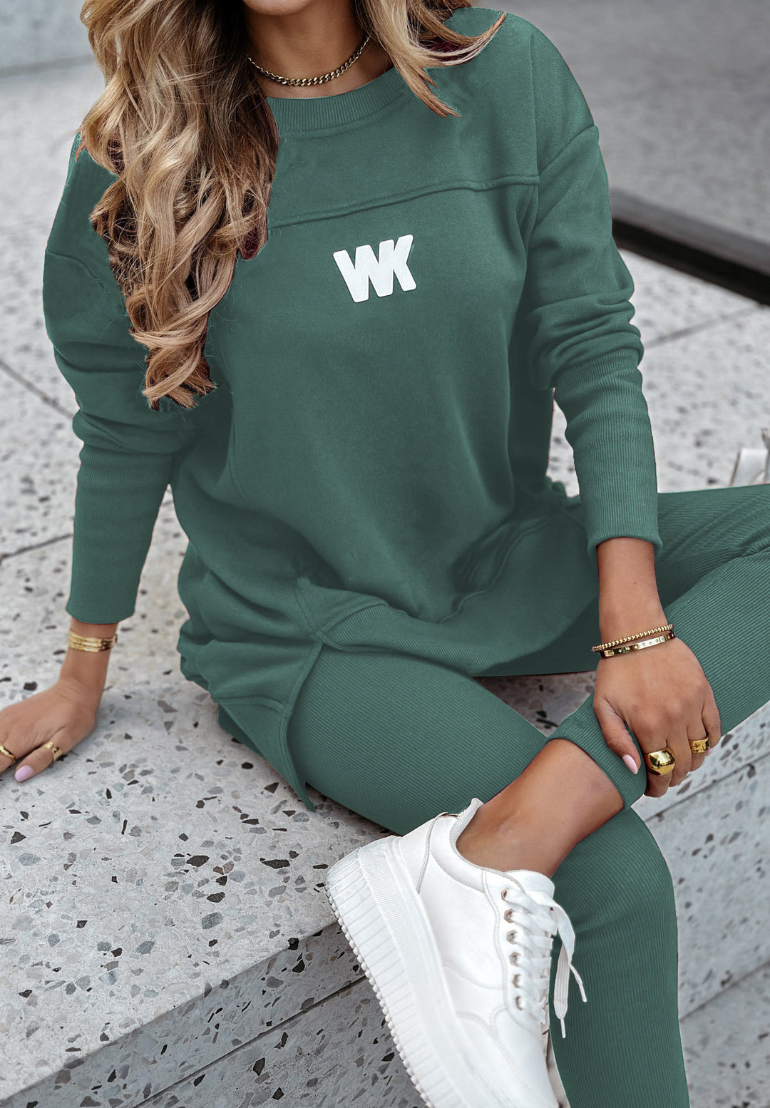 Kvinnors sportiga lounge-set med oversized sweatshirt och figurnära leggings Mirla-Eva Jonsson