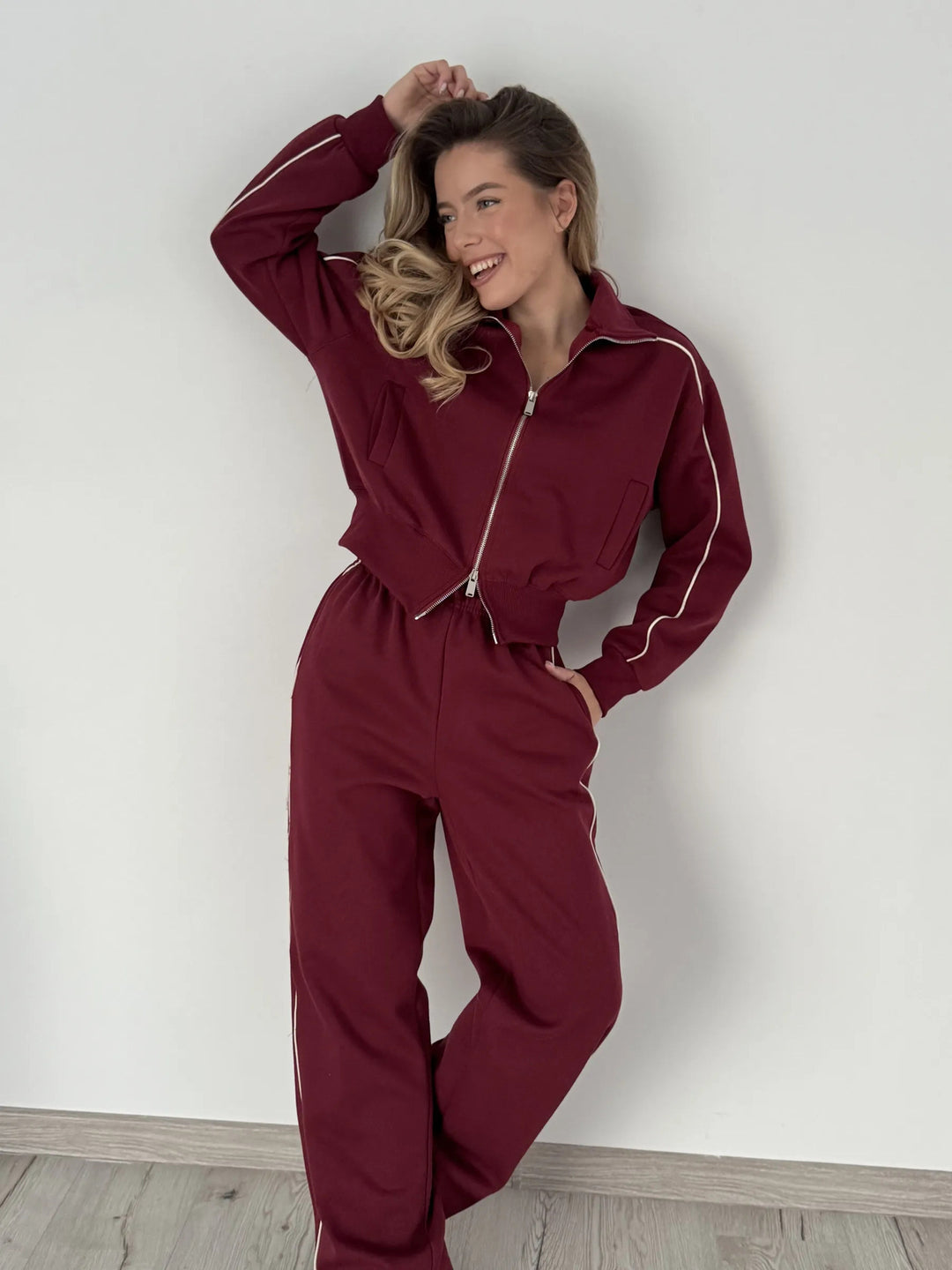 Kvinnors sportiga loungedräkt med dragkedja och sidostråk Mirla-Eva Jonsson