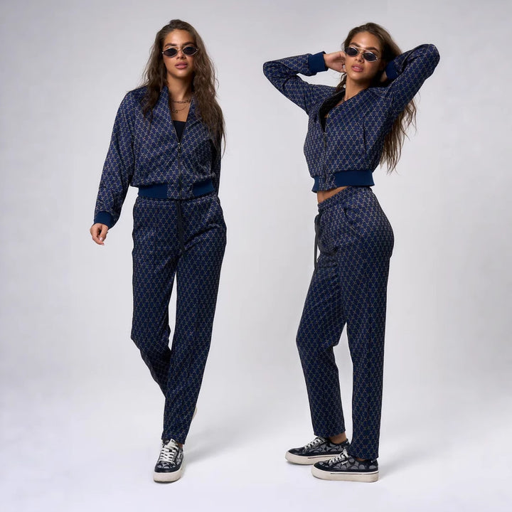 Kvinnors sportiga loungekläder set med hooded jacka och lösa joggingsbyxor Mirla-Eva Jonsson