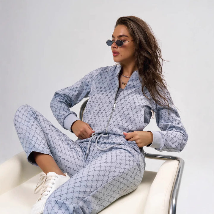 Kvinnors sportiga loungekläder set med hooded jacka och lösa joggingsbyxor Mirla-Eva Jonsson
