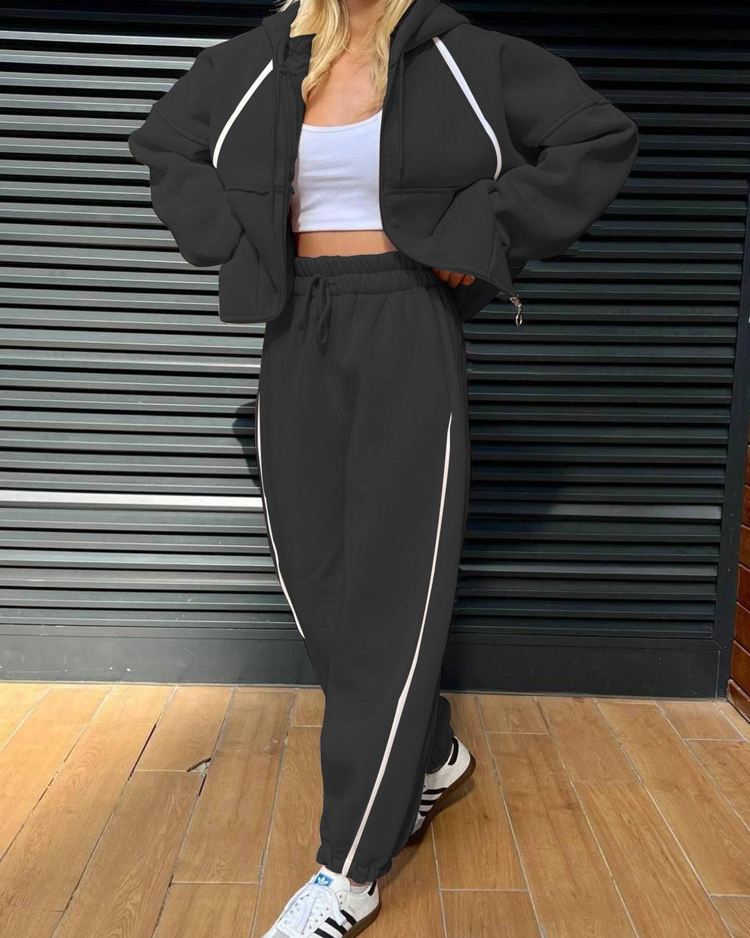 Kvinnors sportiga loungekläder set med hoodie och eleganta ränder-Eva Jonsson