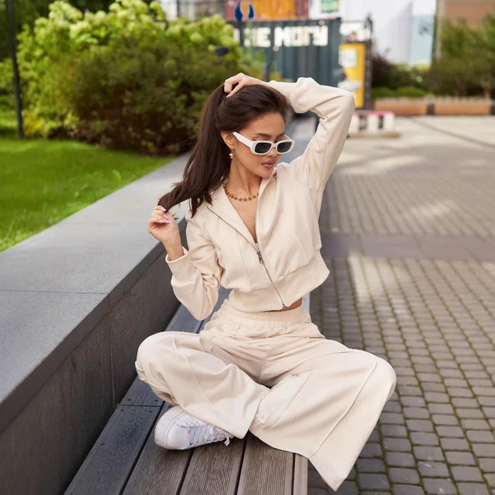 Kvinnors sportiga loungekläder set med kort hoodie och bekväma joggers-Eva Jonsson