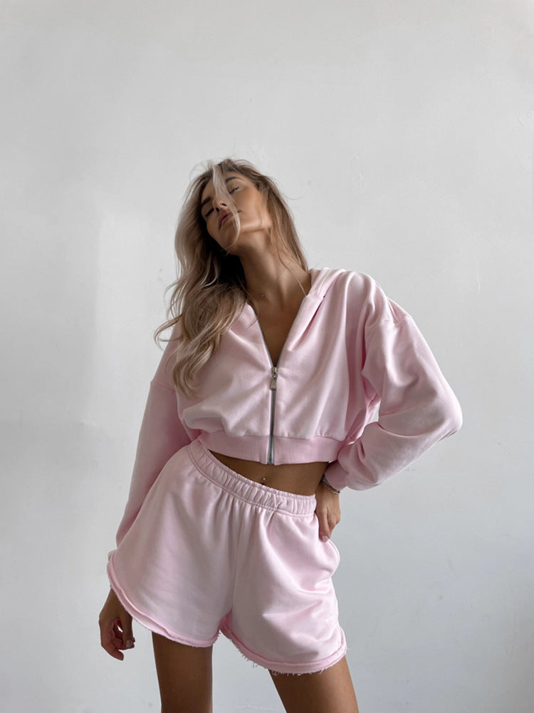 Kvinnors sportiga loungekläder set med kortad hoodie och avslappnade shorts-Eva Jonsson