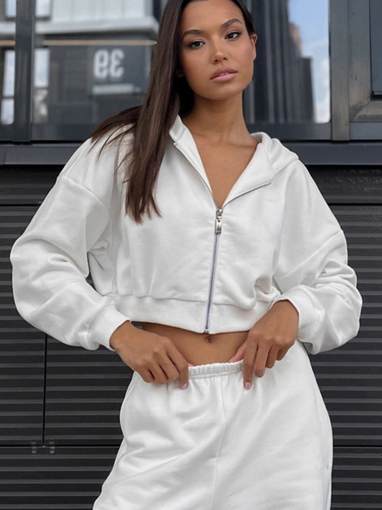 Kvinnors sportiga loungekläder set med kortad hoodie och avslappnade shorts-Eva Jonsson