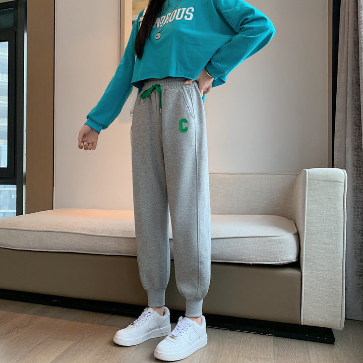 Kvinnors sportiga loungemödosätt med nederdel och avslappnade sweatpants Mirla-Eva Jonsson