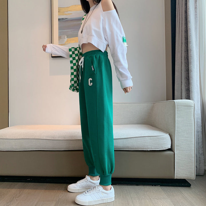 Kvinnors sportiga loungemödosätt med nederdel och avslappnade sweatpants Mirla-Eva Jonsson