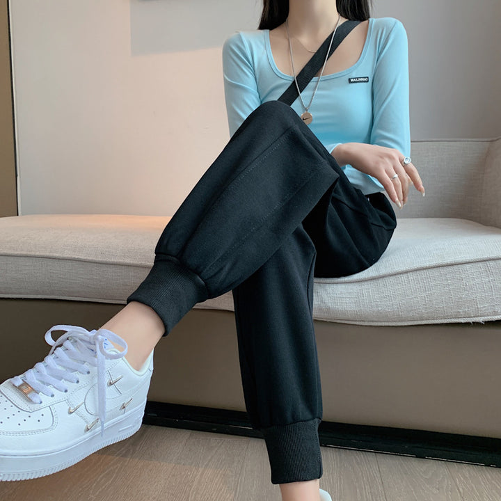Kvinnors sportiga loungemödosätt med nederdel och avslappnade sweatpants Mirla-Eva Jonsson