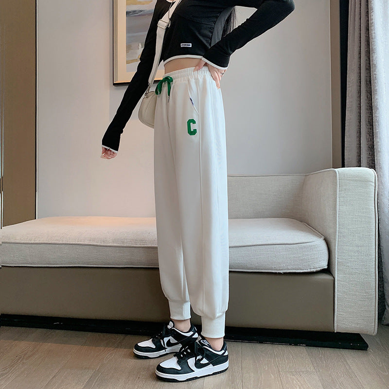 Kvinnors sportiga loungemödosätt med nederdel och avslappnade sweatpants Mirla-Eva Jonsson