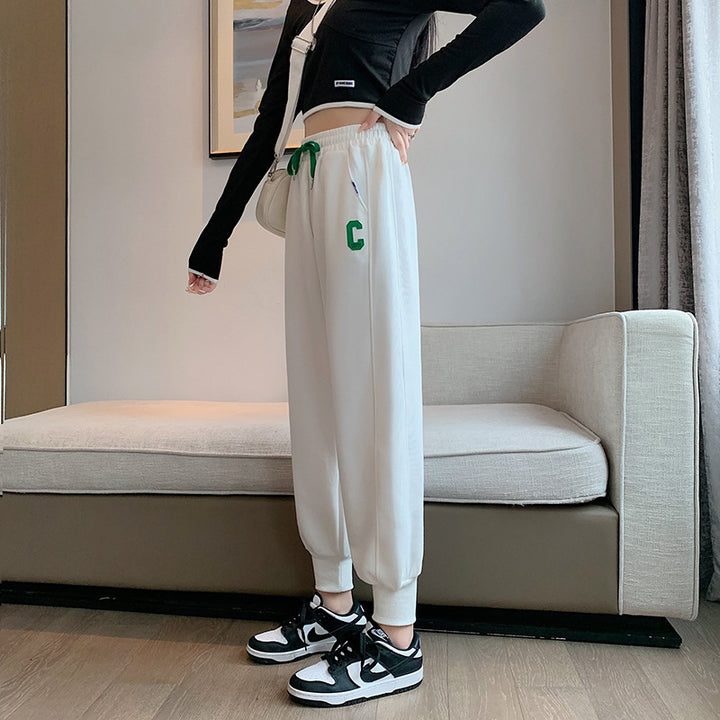 Kvinnors sportiga loungemödosätt med nederdel och avslappnade sweatpants Mirla-Eva Jonsson