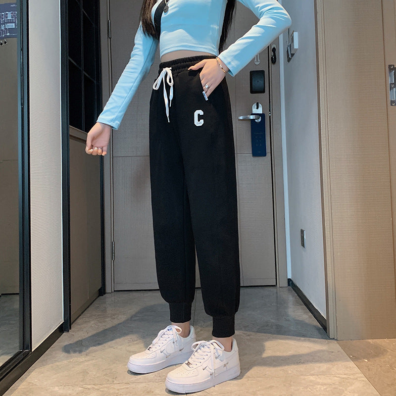 Kvinnors sportiga loungemödosätt med nederdel och avslappnade sweatpants Mirla-Eva Jonsson