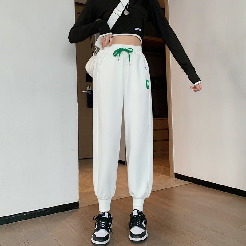 Kvinnors sportiga loungemödosätt med nederdel och avslappnade sweatpants Mirla-Eva Jonsson