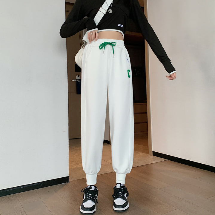 Kvinnors sportiga loungemödosätt med nederdel och avslappnade sweatpants Mirla-Eva Jonsson