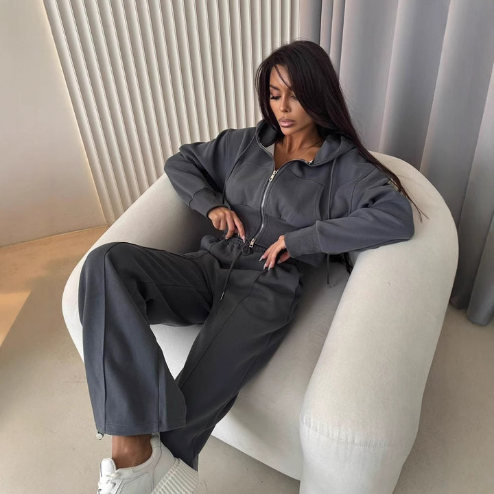Kvinnors sportiga loungeoutfit med hoodie och bred benöppning Mirla-Eva Jonsson