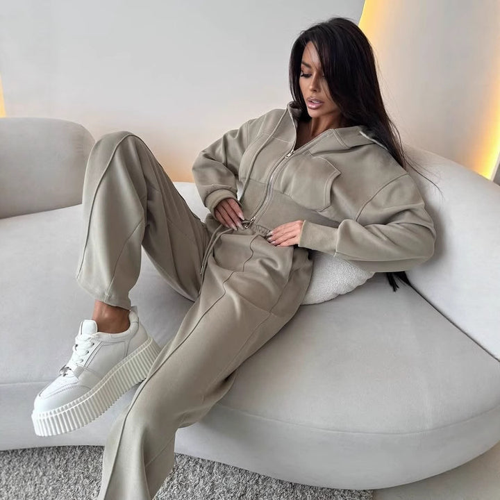 Kvinnors sportiga loungeoutfit med hoodie och bred benöppning Mirla-Eva Jonsson