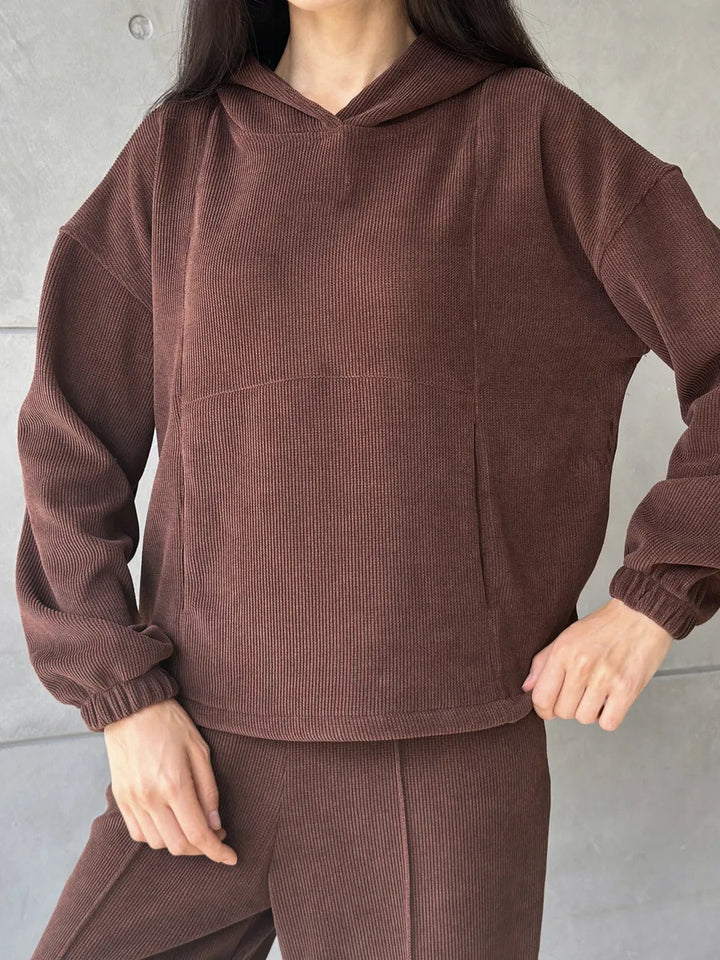 Kvinnors sportiga loungewear-set med bekväm hoodie och elastiska byxor Mirla-Eva Jonsson