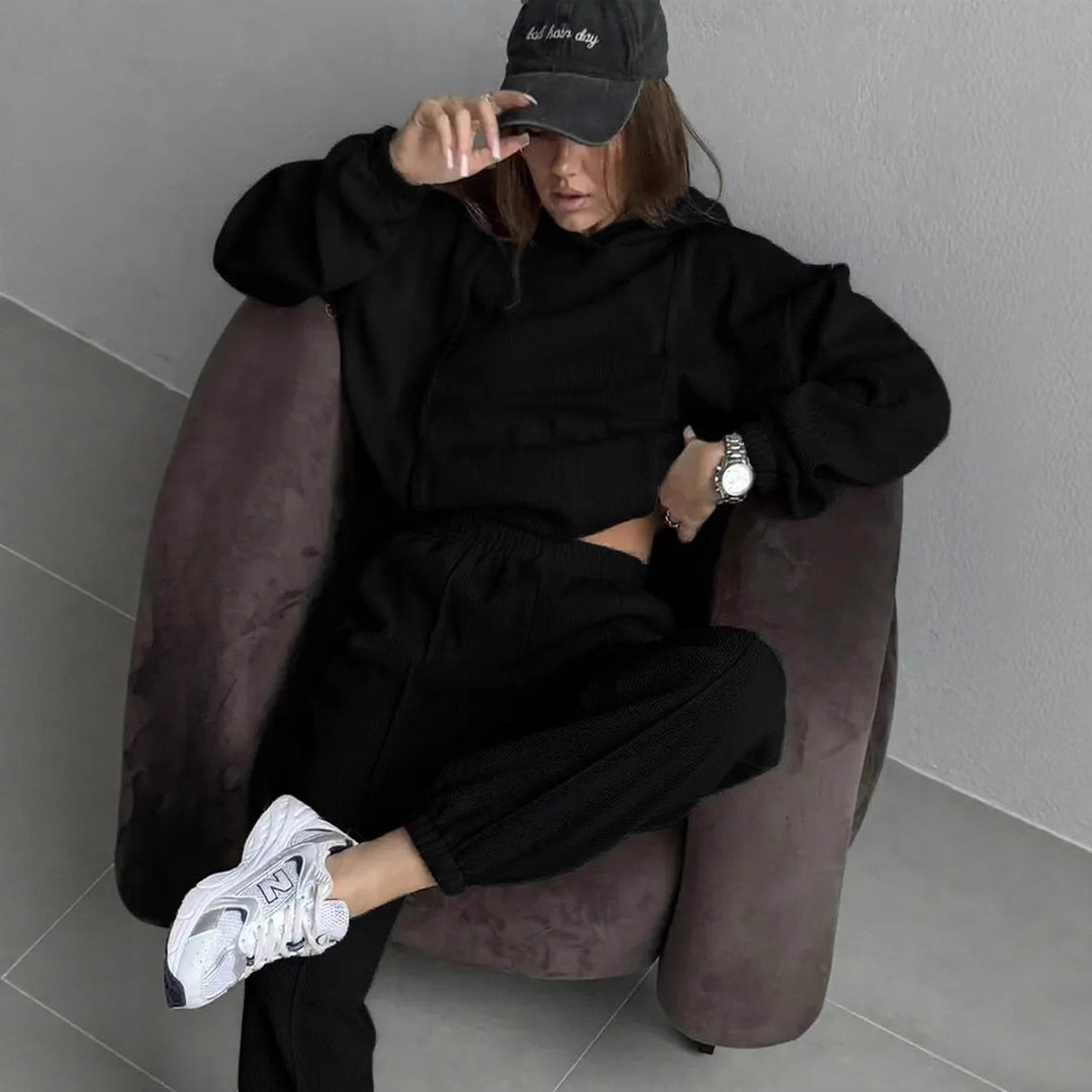 Kvinnors sportiga loungewear-set med bekväm hoodie och elastiska byxor Mirla-Eva Jonsson
