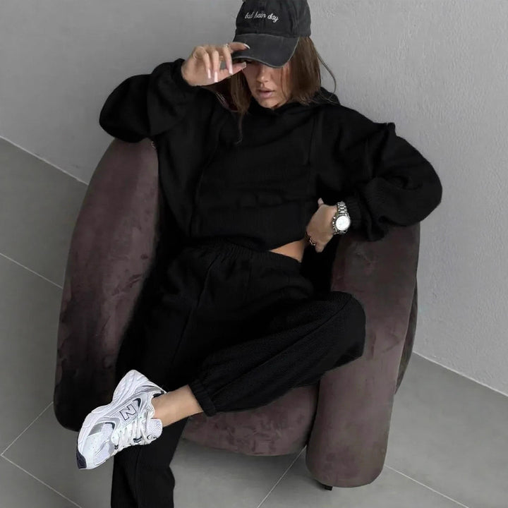 Kvinnors sportiga loungewear-set med bekväm hoodie och elastiska byxor Mirla-Eva Jonsson