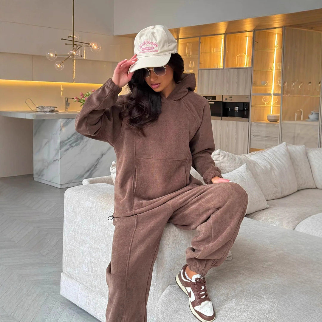 Kvinnors sportiga loungewear-set med bekväm hoodie och elastiska byxor Mirla-Eva Jonsson
