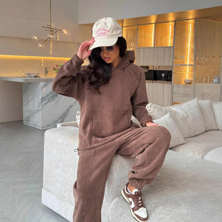 Kvinnors sportiga loungewear-set med bekväm hoodie och elastiska byxor Mirla-Eva Jonsson