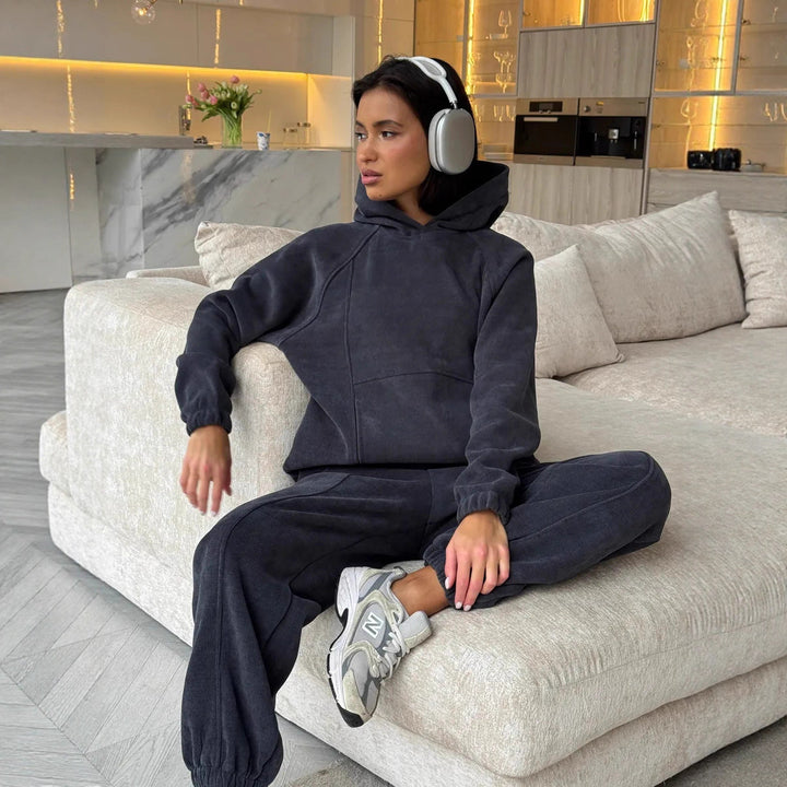 Kvinnors sportiga loungewear-set med bekväm hoodie och elastiska byxor Mirla-Eva Jonsson