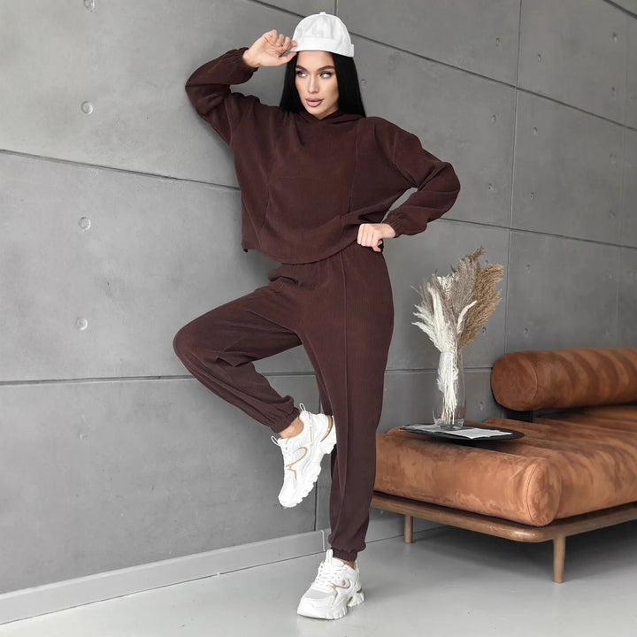 Kvinnors sportiga loungewear-set med bekväm hoodie och elastiska byxor Mirla-Eva Jonsson