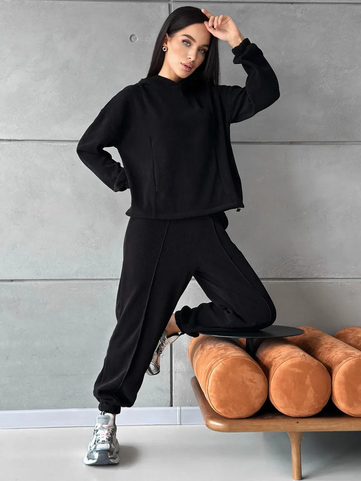 Kvinnors sportiga loungewear-set med bekväm hoodie och elastiska byxor Mirla-Eva Jonsson