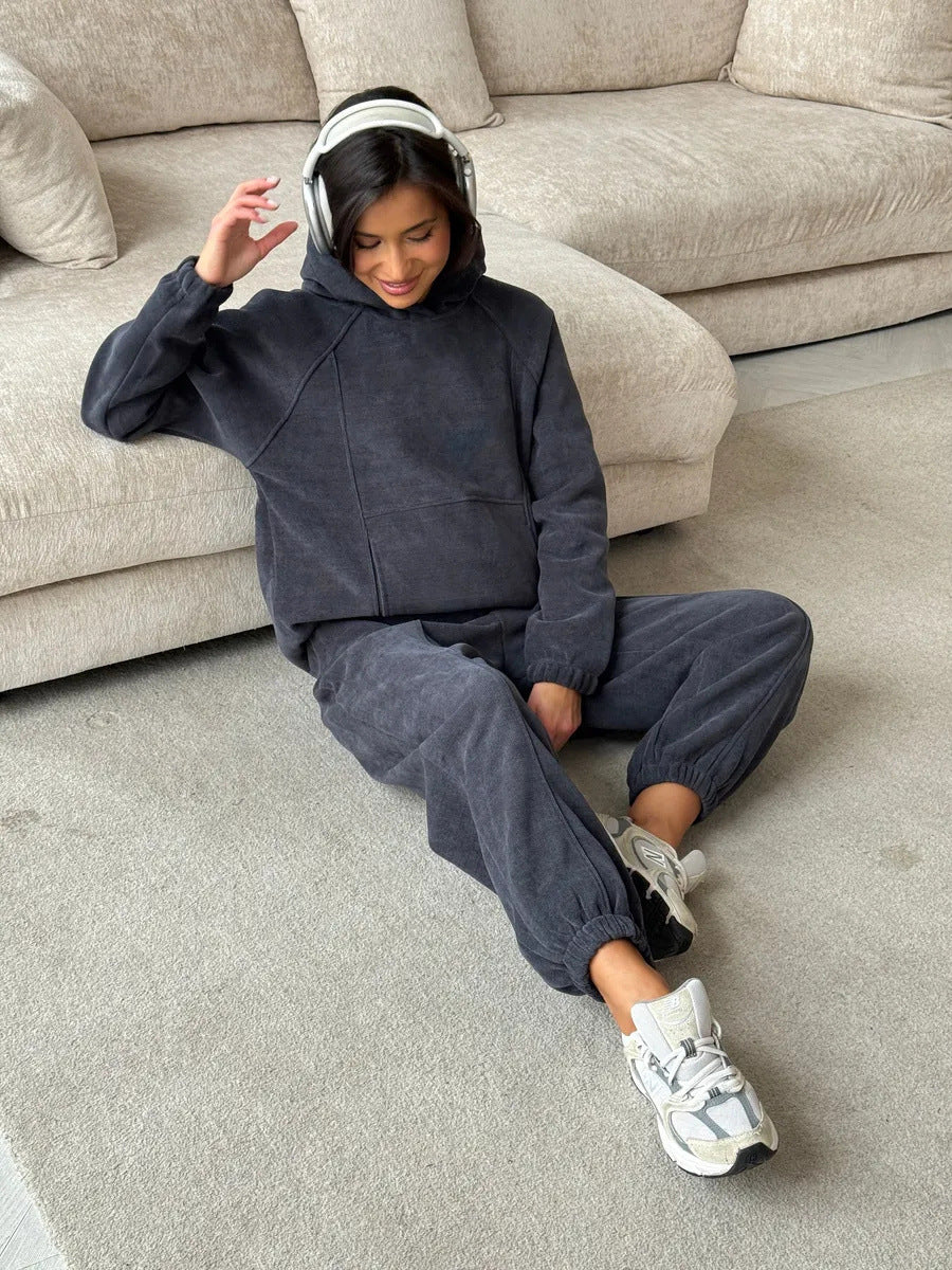 Kvinnors sportiga loungewear-set med bekväm hoodie och elastiska byxor Mirla-Eva Jonsson