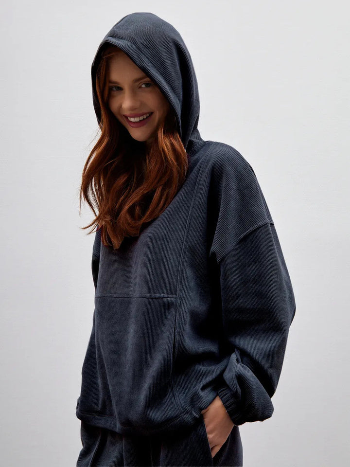Kvinnors sportiga loungewear-set med bekväm hoodie och elastiska byxor Mirla-Eva Jonsson